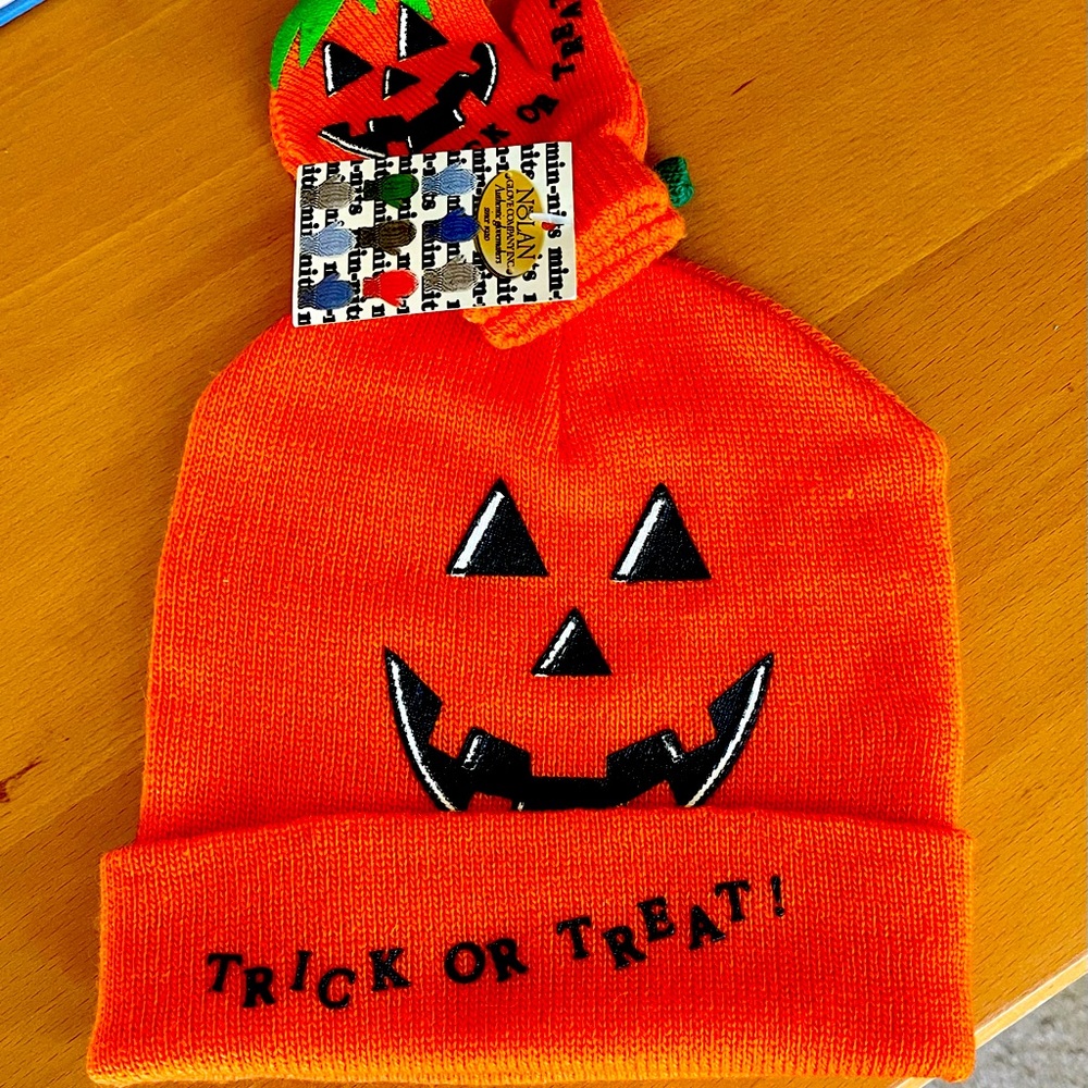 NWT Halloween Beanie with Mittens set, OS